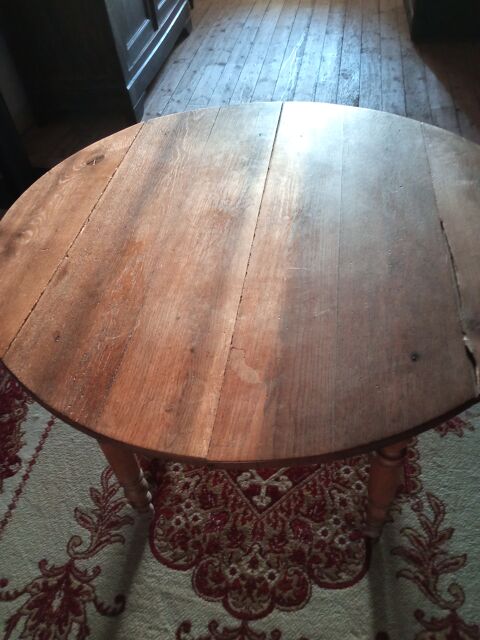 Table ronde en bois. 70 Pigut-Pluviers (24)
