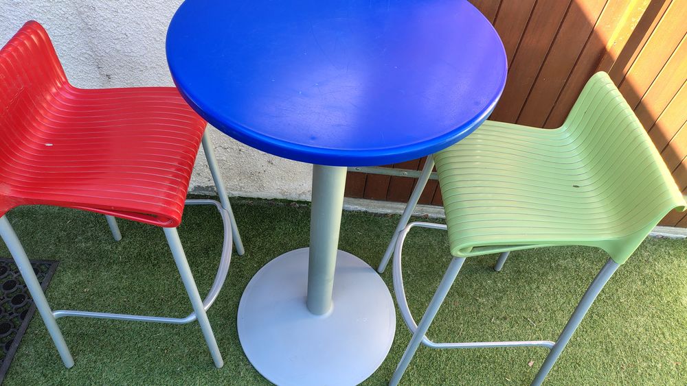 Table et tabourets mange debout Meubles