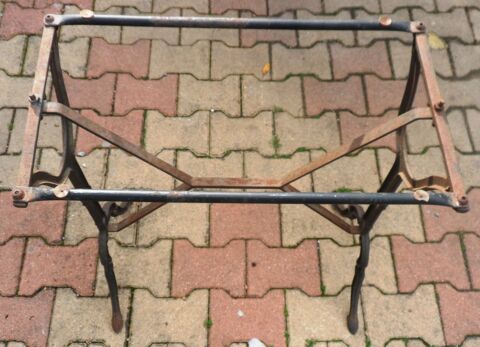 Armature de table ancienne avec pi�tement fonte et fer
20 Castries (34)
