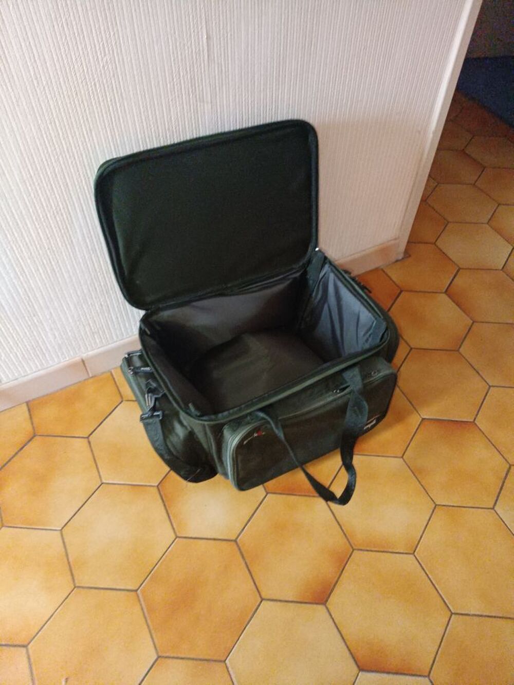 Sac de p&ecirc;che. Jamais utilis&eacute; . Double emploi. Sports