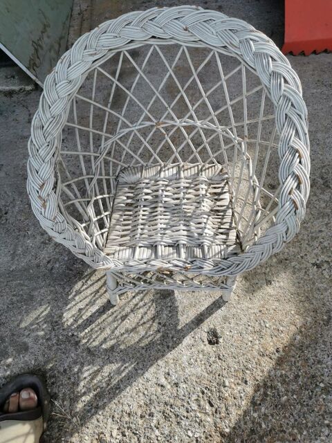 Fauteuil d'enfant en rotin ancien 30 La Farl�de (83)