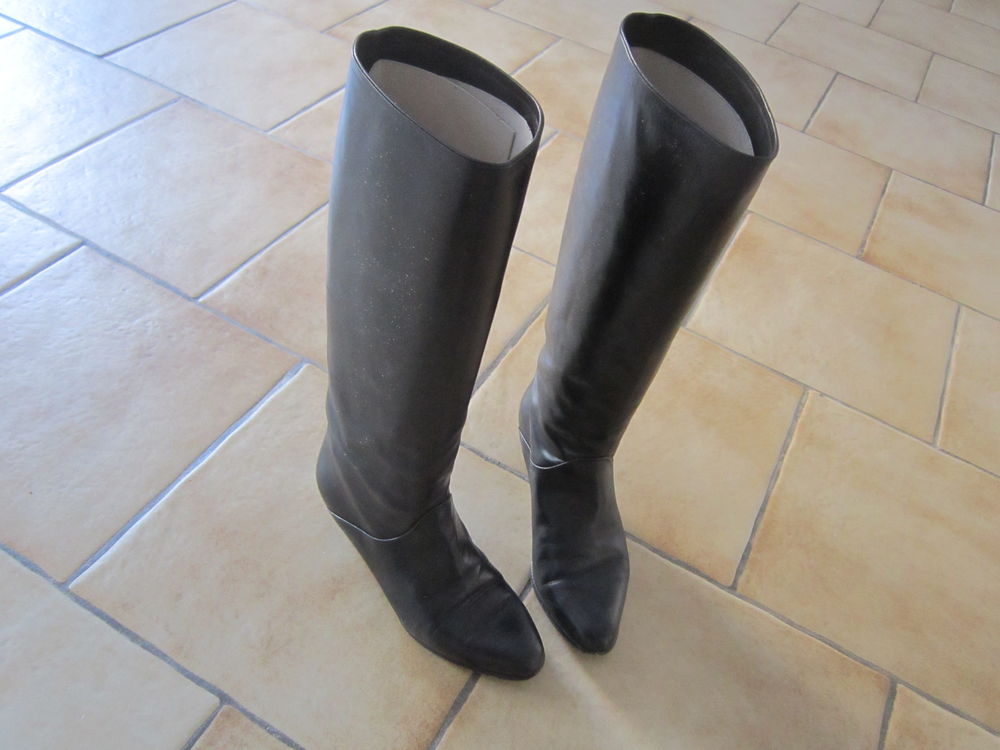 Une paire de bottes en cuir noir Chaussures