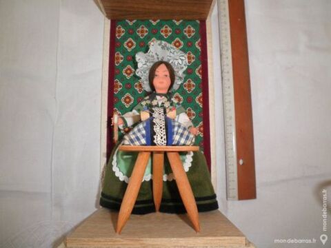 poup�e brodeuse 3 Chanteloup-en-Brie (77)