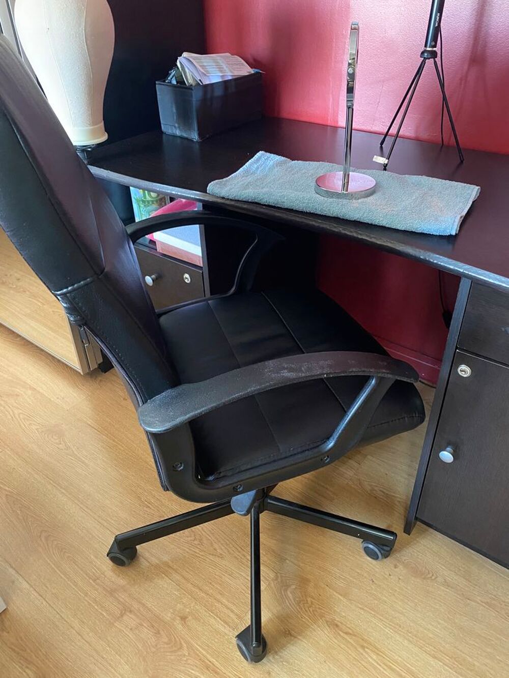 Chaise de bureau &agrave; roulettes noir type cuir Meubles