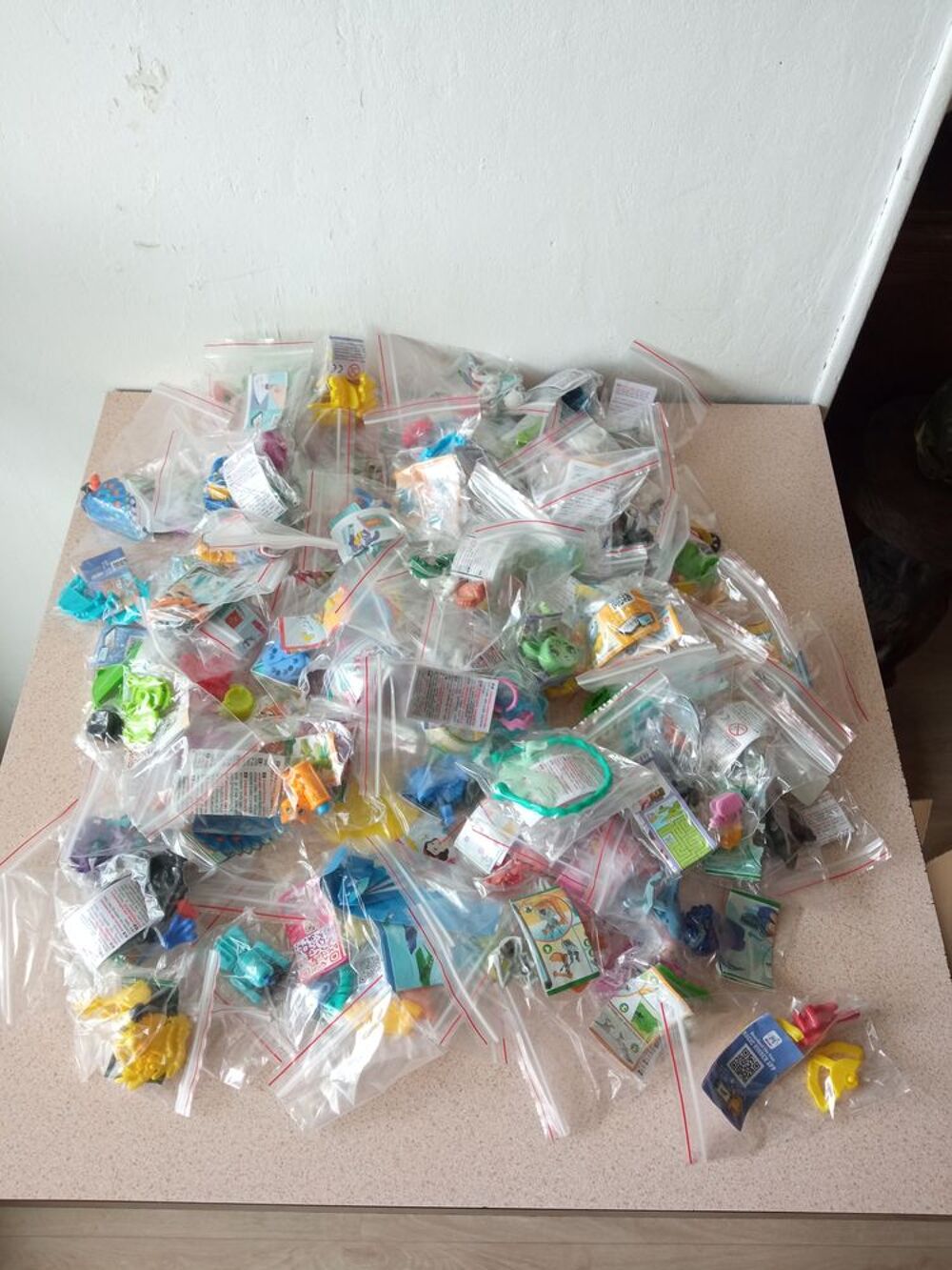 Lot 99 sujet kinder Jeux / jouets