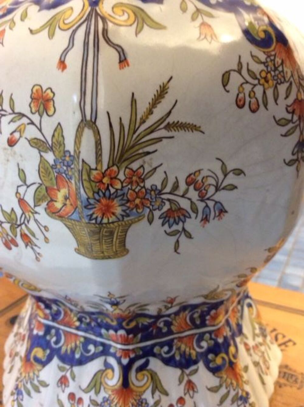 Grand vase en fa&iuml;ence de Desvres Décoration