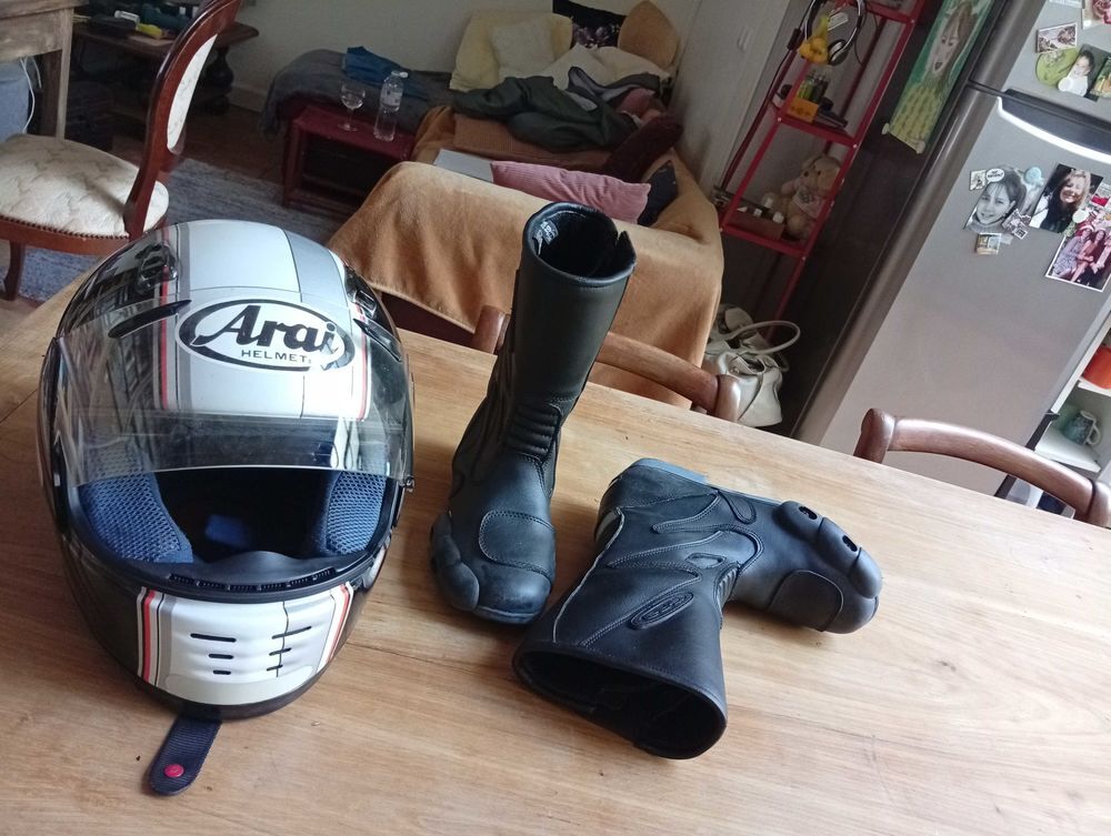 Casque moto Arai et bottes moto Gpa Sports