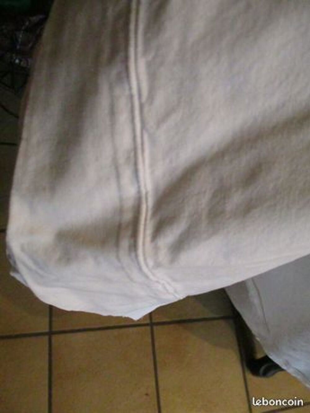 Drap coton blanc avec bourdon 2 m 75 x 2 m environ
Décoration