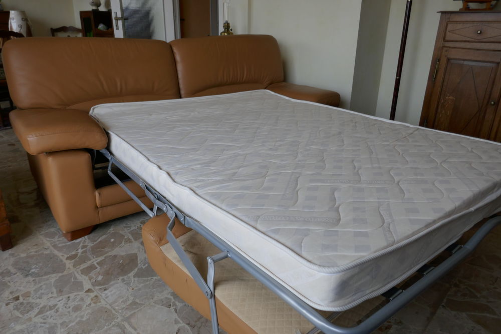 Canap&eacute; convertible cuir et fauteuil fixe. Meubles
