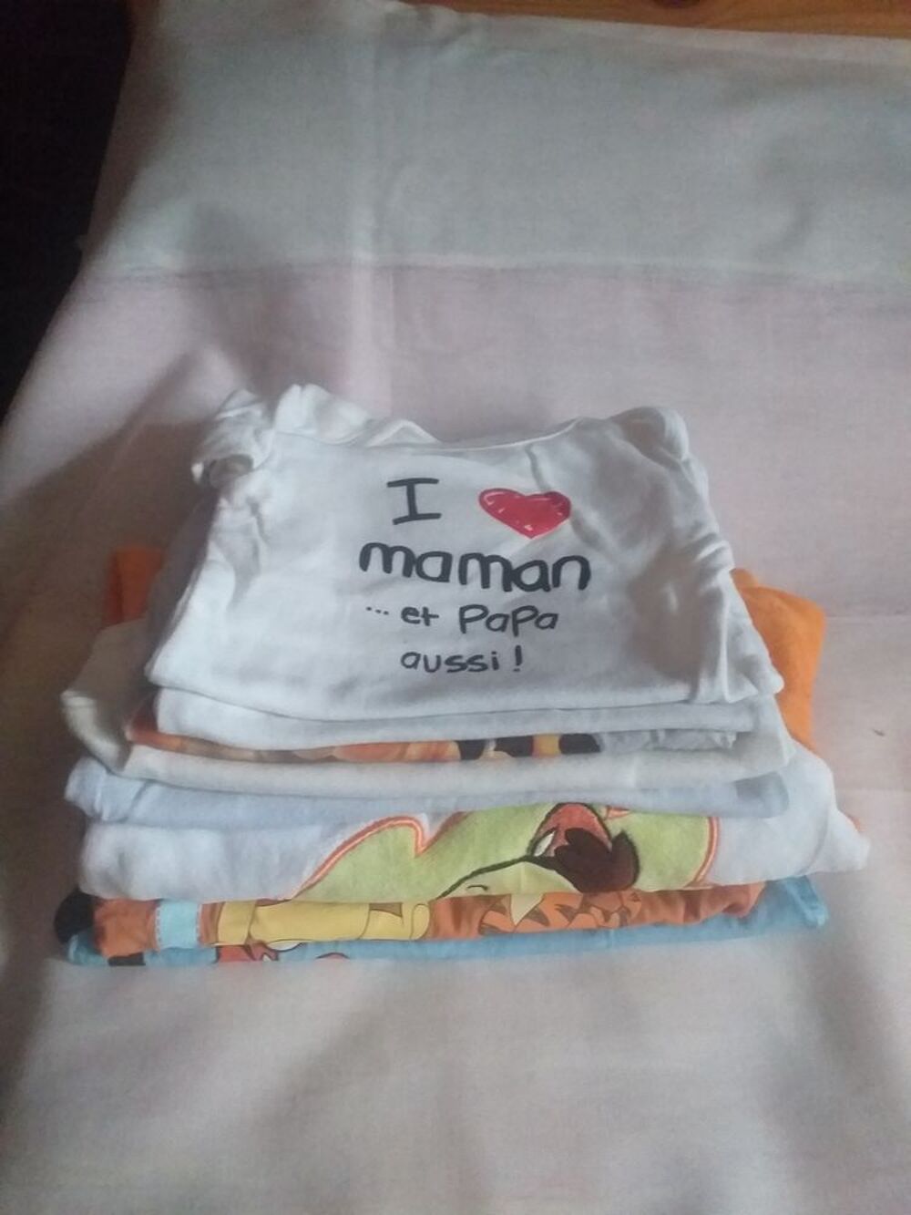 Lot 8 pi&egrave;ces : 5 bodies + 1 pyjama Disney + 2 tee-shirts Vtements enfants