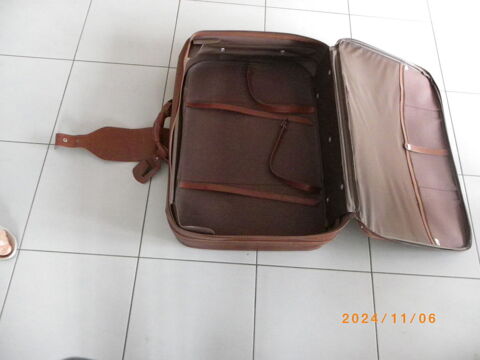  2  VALISES  EN CUIR VERITABLE 30 Cournon-d'Auvergne (63)