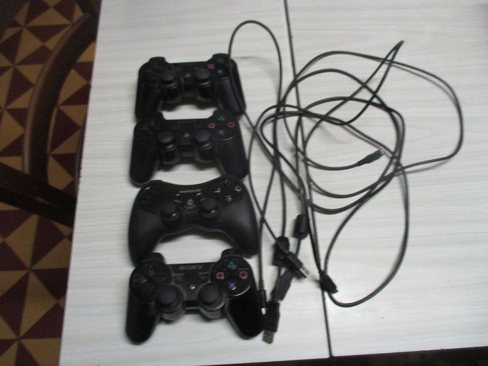 ps3 +4 manettes + 12 jeux Consoles et jeux vidéos