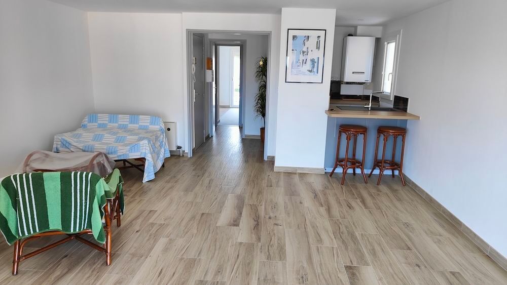 Vente Appartement LE CAP D'AGDE : Secteur Avant Port, à 100 mètre de la plagette, (vue mer), appartement T3 + cellier, traversant et entièrement rénové. Le cap d agde