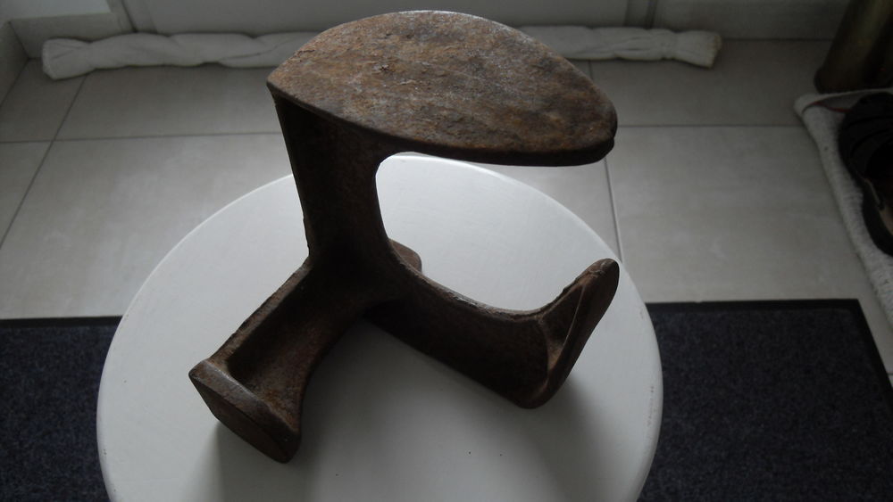 Forme &agrave; r&eacute;parer les chaussures en m&eacute;tal ancien 