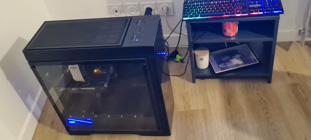 PC Gaming tr&egrave;s bonne &eacute;tat &eacute;cran plus color&eacute;es plus clavier Matériel informatique