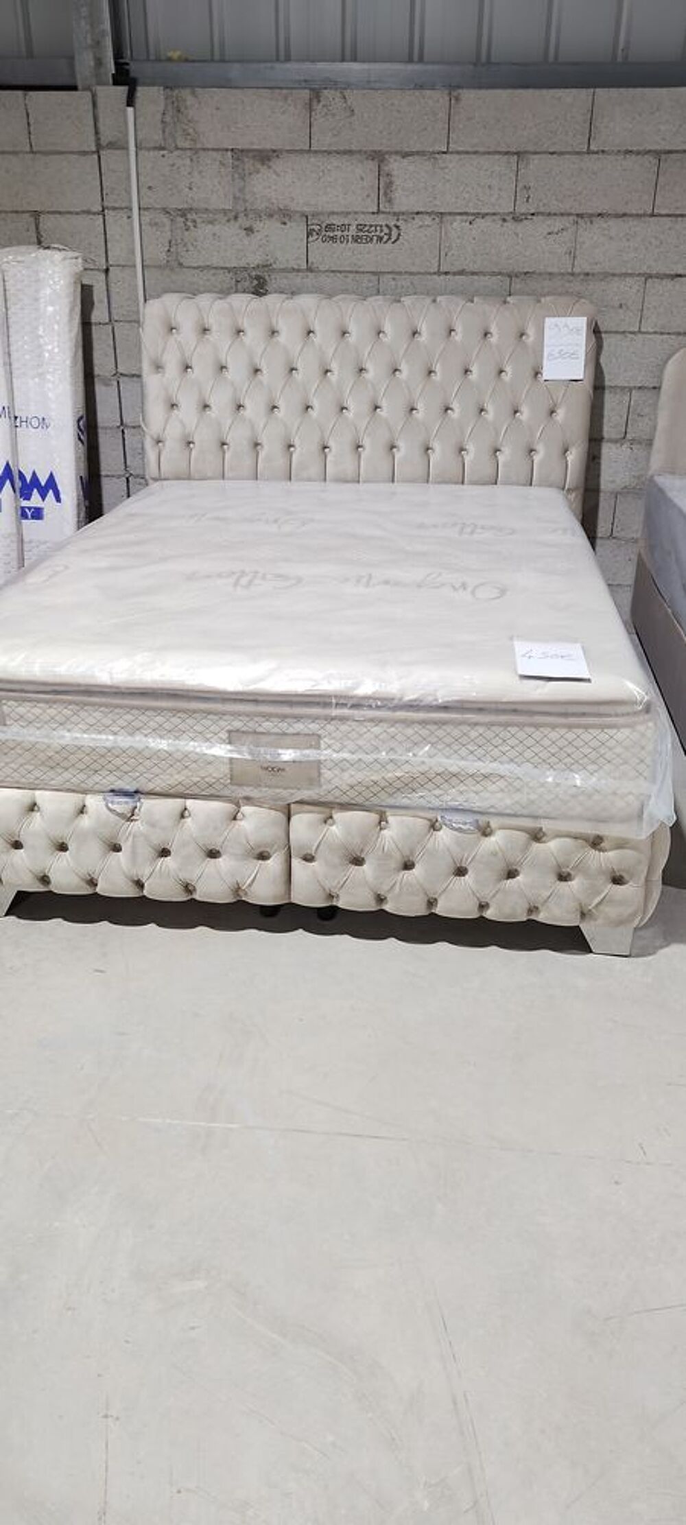 Lit avec t&ecirc;te de lit capitonn&eacute;e avec matelas 600€ Meubles