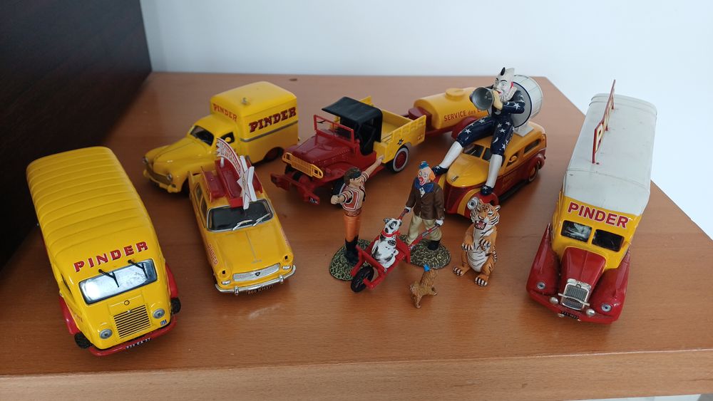 V&eacute;hicules et personnages du cirque pinder Jeux / jouets