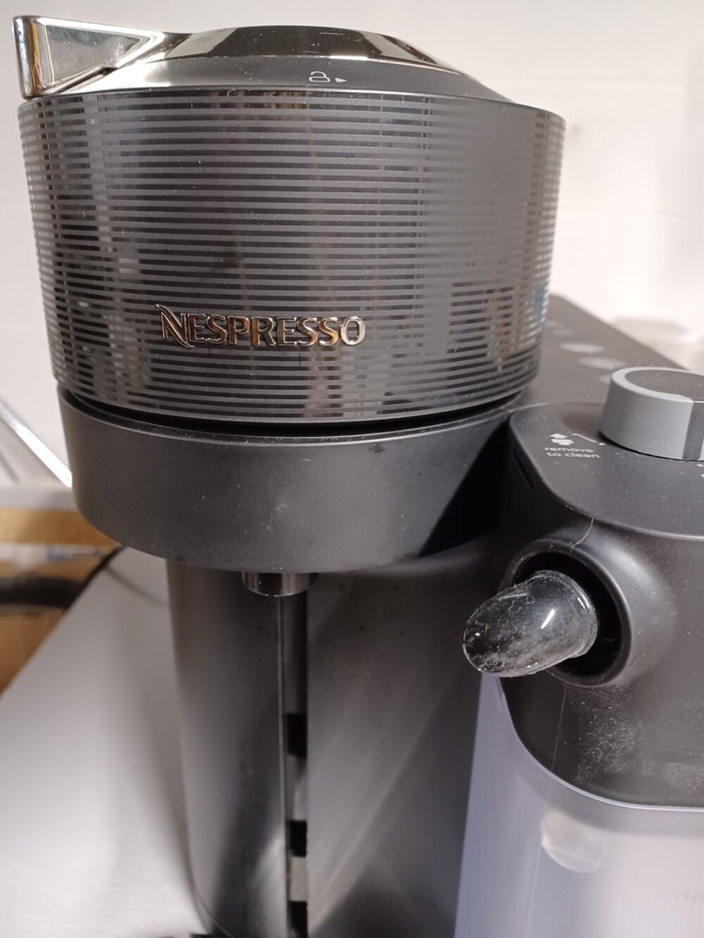 Machine &agrave; caf&eacute; DELONGHI Nespresso VERTUO LATISSIMA
Electroménager