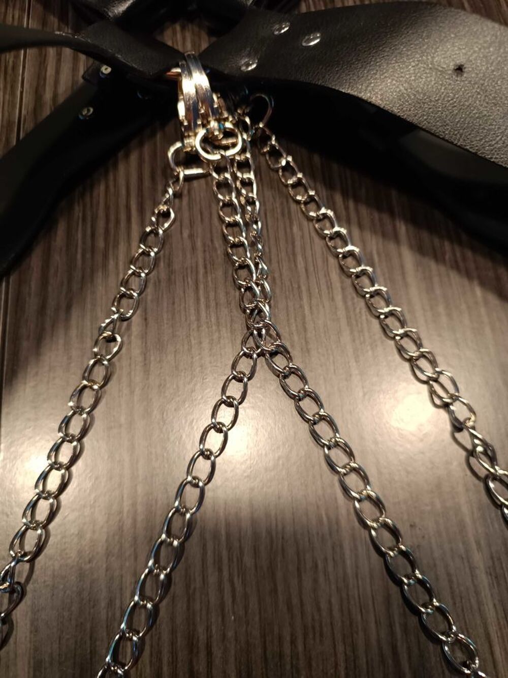 Harnais similicuir noir homme avec cha&icirc;nettes Bijoux et montres