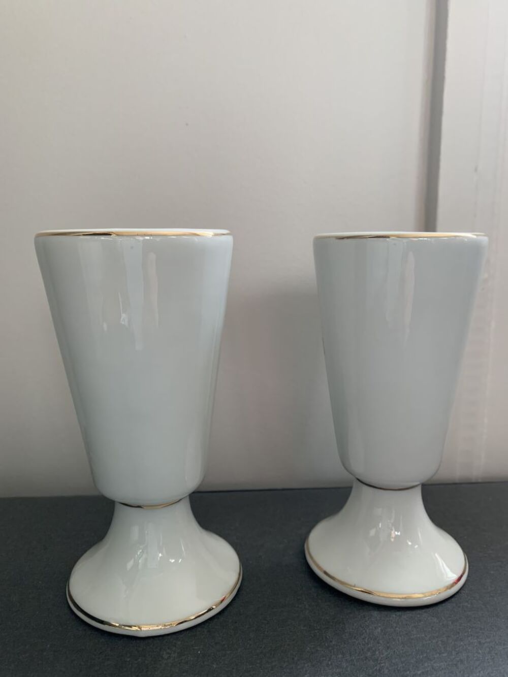 Paire de mazagrans en fa&iuml;ence blanche avec motif floral vint Cuisine