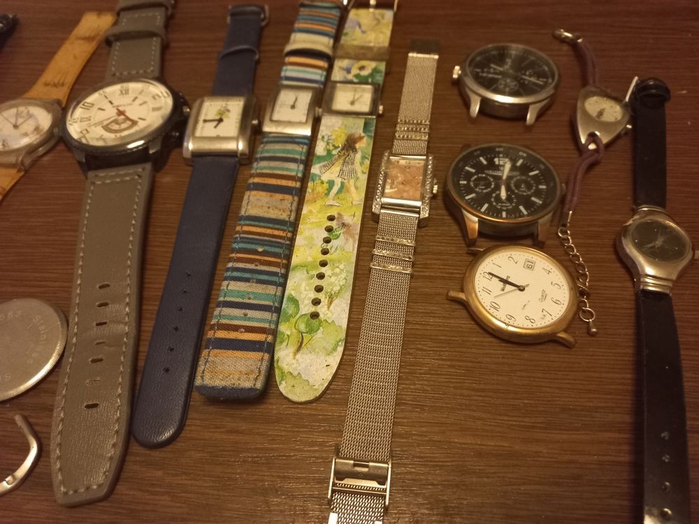 LOT 15 MONTRES pou pieces d&eacute;tach&eacute;es Bijoux et montres