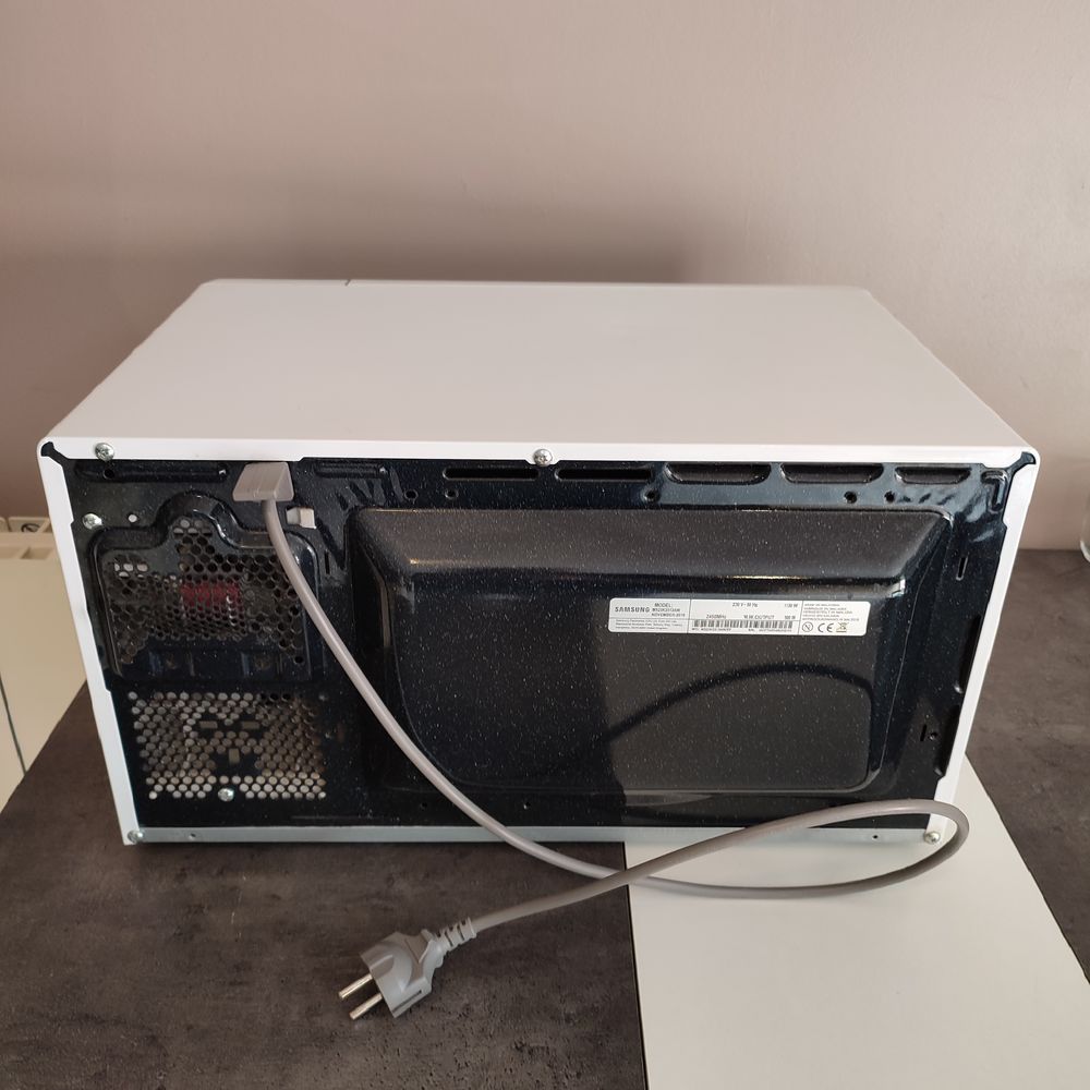 Four Micro-ondes Samsung 23litre 800Watt Electrom�nager