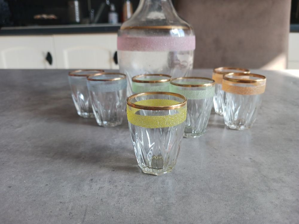 Ensemble de carafe et verres en verre avec bordures dor&eacute;es Décoration