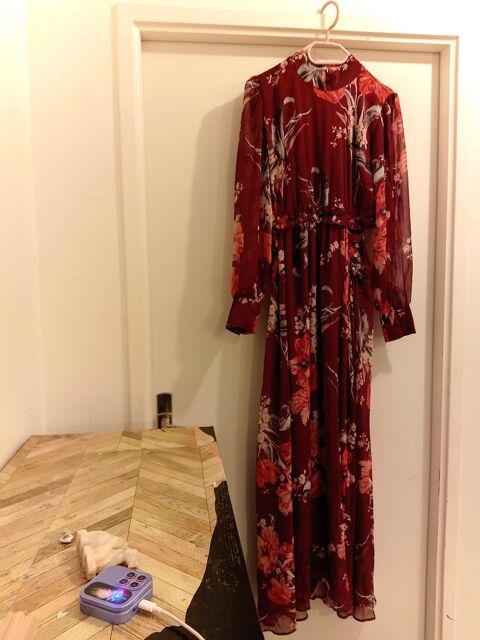 Robe, tradutionnelle, pour femme taille S  longue manche. 15 Saint-Germain-l�s-Arpajon (91)