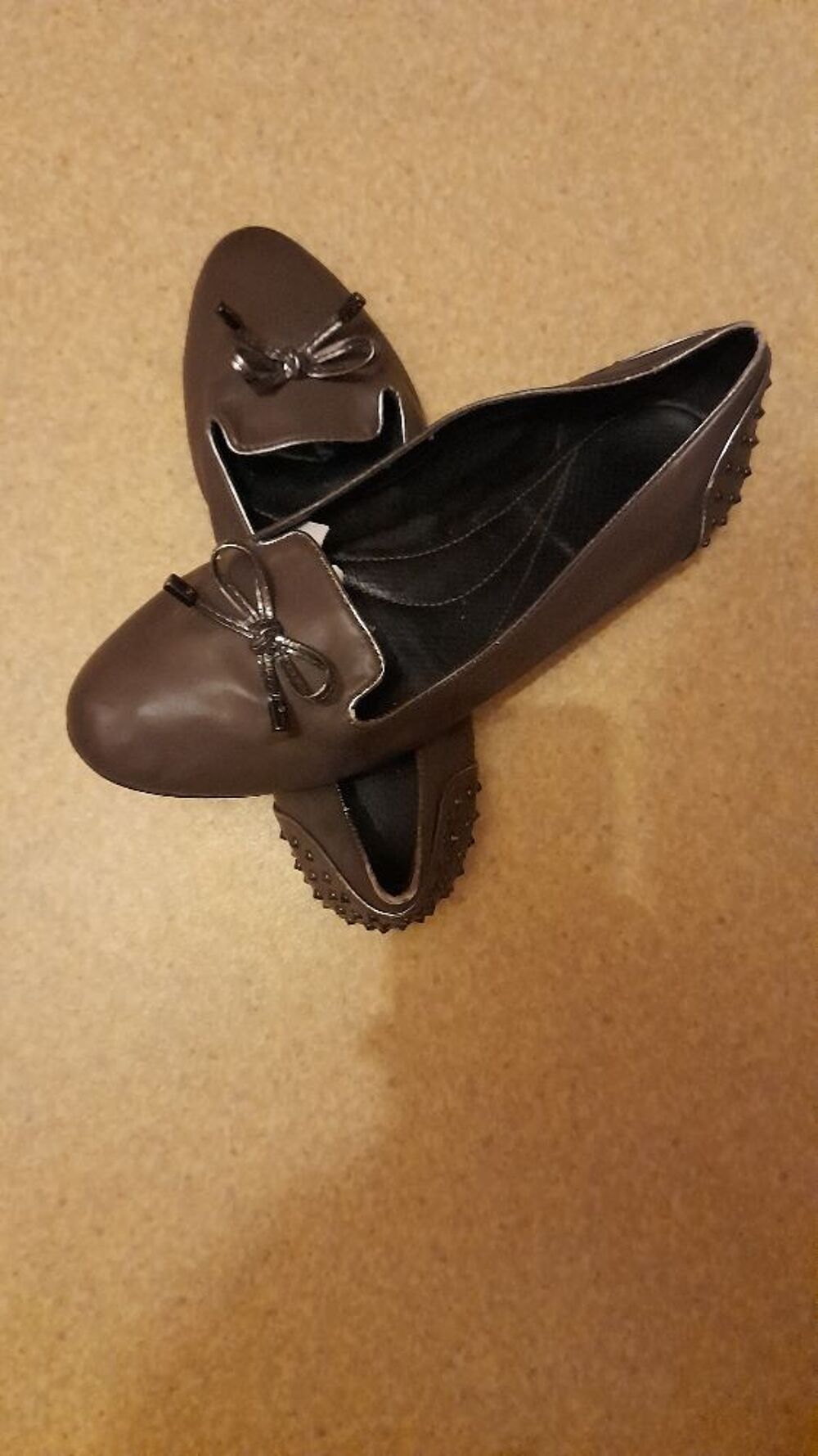 chaussure ? ballerine Geox clout&eacute;e original pointure 42 bon &eacute;tat marron avec petit noeux argent&eacute; valeur 130 euro prix sacrifi&eacute;s vue quel ont &eacute;t&eacute; port&eacute;e petit prix 18 euro Chaussures