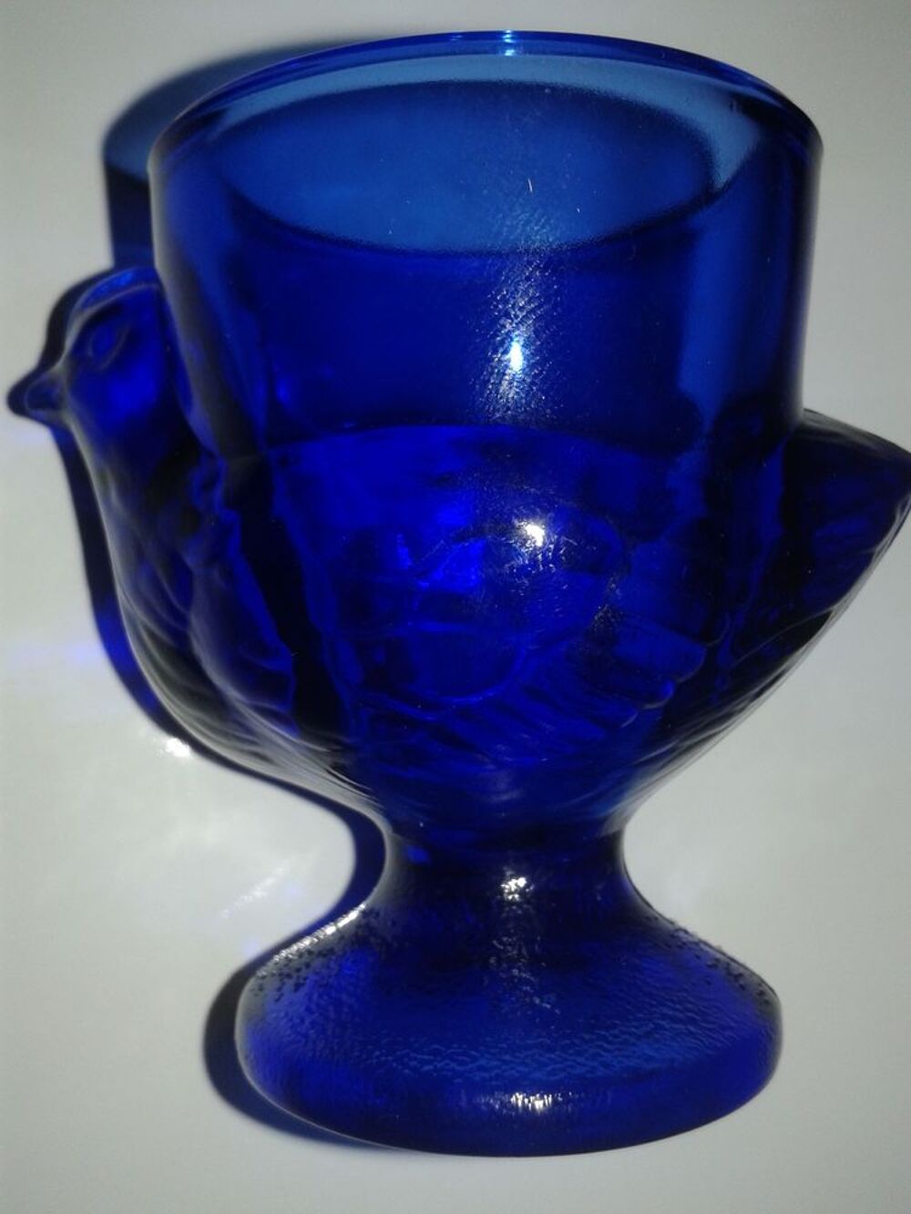 6 coquetiers neufs en verre moul&eacute; bleu en forme de poussins Cuisine