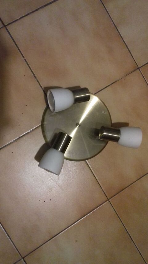 Plafonnier compos� de 3 spots
30 Sept�mes-les-Vallons (13)