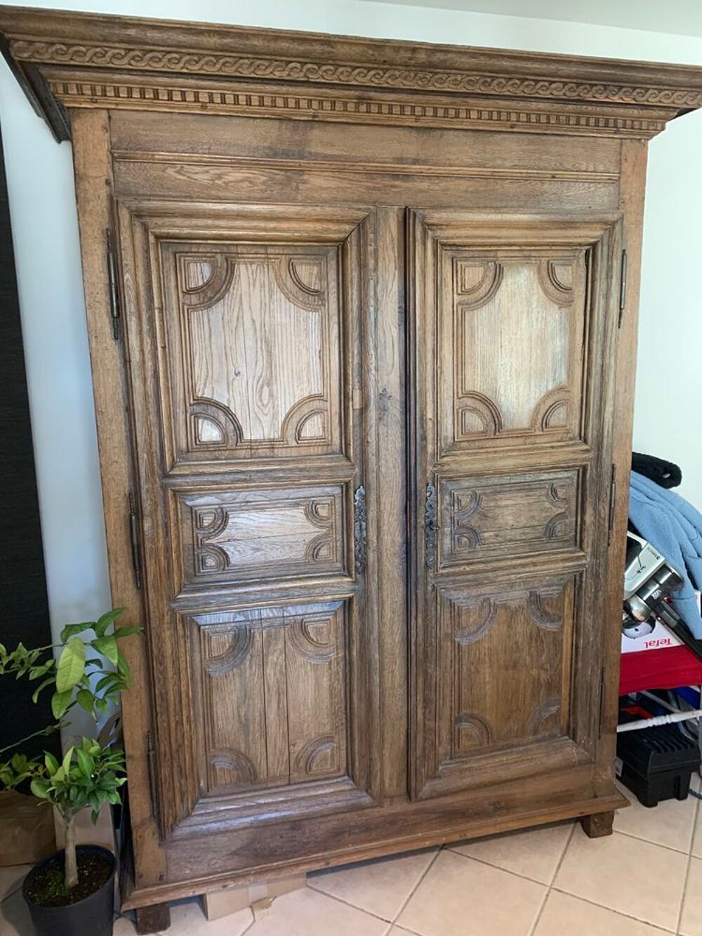 Armoire ancienne XIV &egrave;me chevill&eacute;e &agrave; la main et am&eacute;nag&eacute;e. Meubles