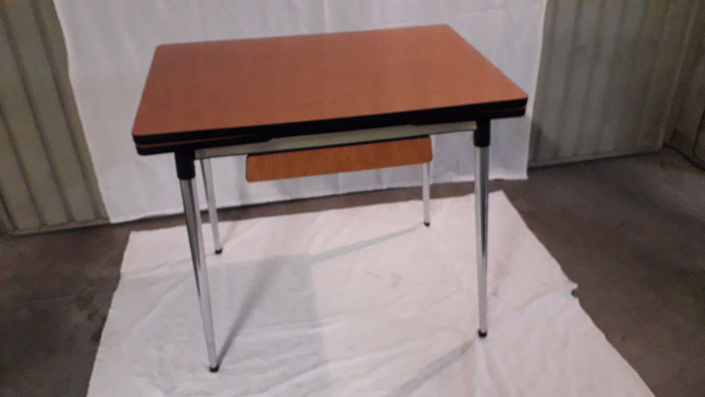 Tr&egrave;s belle Table de cuisine en formica ann&eacute;es 70
Meubles