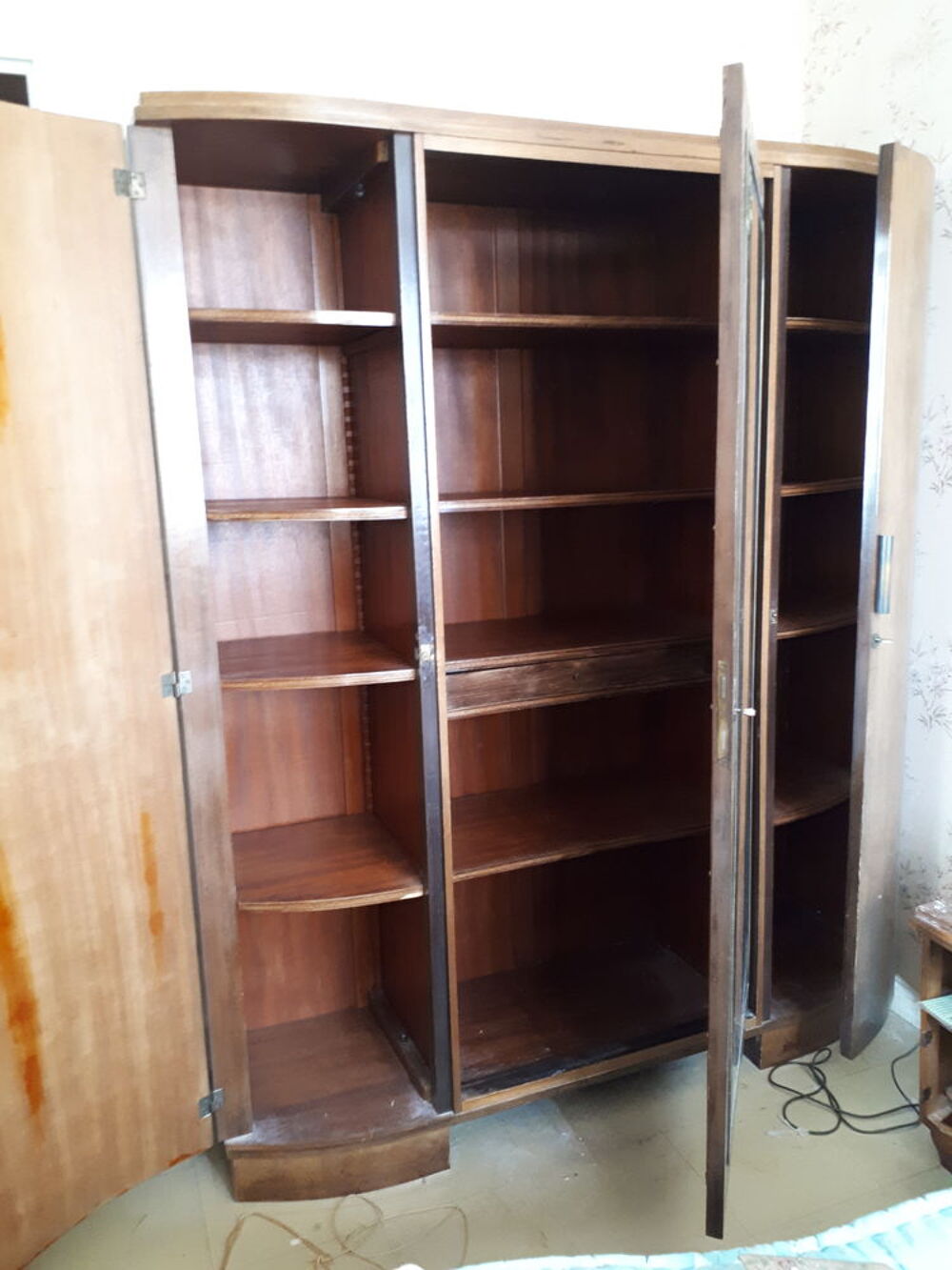 Armoire &agrave; glace biseaut&eacute;e art d&eacute;co avec portes cintr&eacute;es Meubles