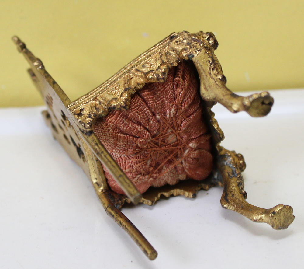 Chaise Porte montre gothique laiton miniature poup&eacute;e XIX&egrave; 