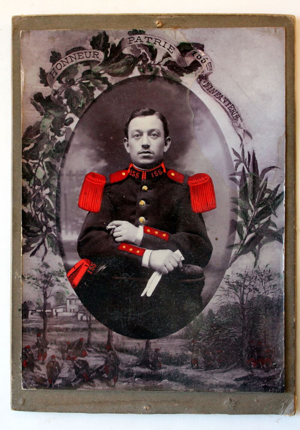 Cadre Napol&eacute;on III en cuir avec rehauts dor&eacute;s
verre bomb&eacute;, Décoration