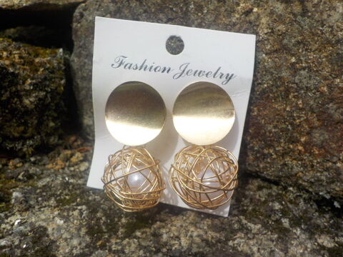 BOUCLES D'OREILLES FANTAISIE CAGE DOREE AVEC PERLE 3 Bubry (56)