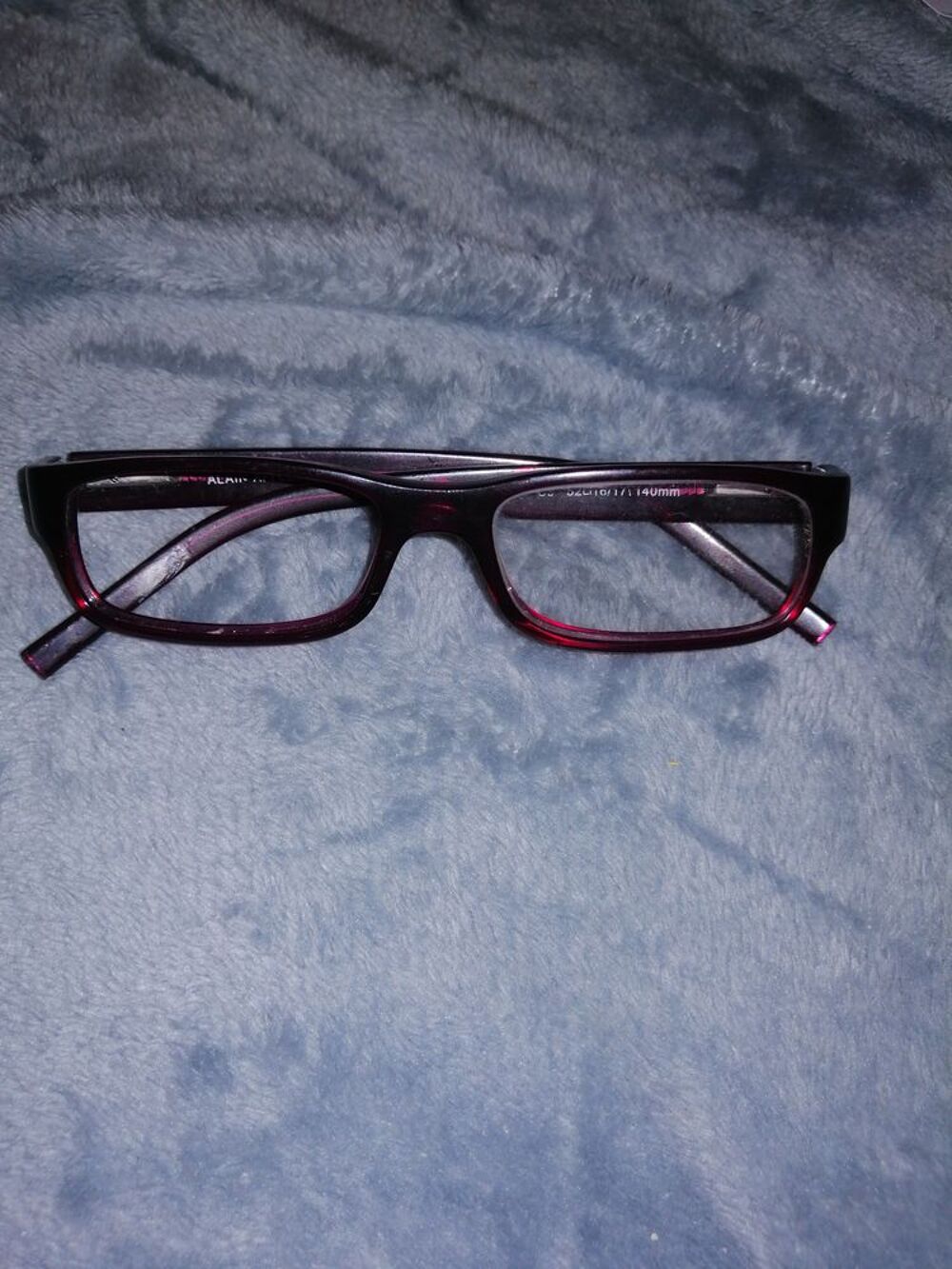 Montres lunettes de vue, alain afflelou. Femme. Opticien. Maroquinerie