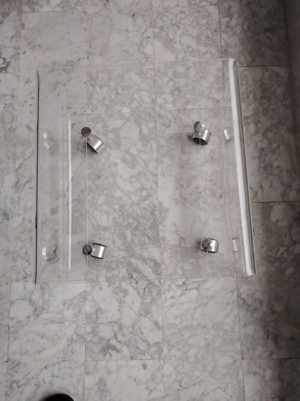 Meuble en plexiglas sur roulettes Meubles