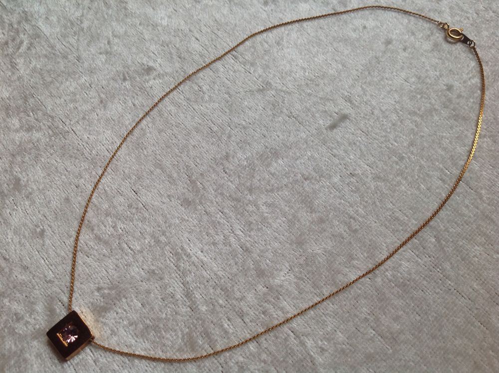 COLLIER DOR&Eacute; PENDENTIF CARR&Eacute; IMIT PIERRE ROSE Envoi Possible Bijoux et montres