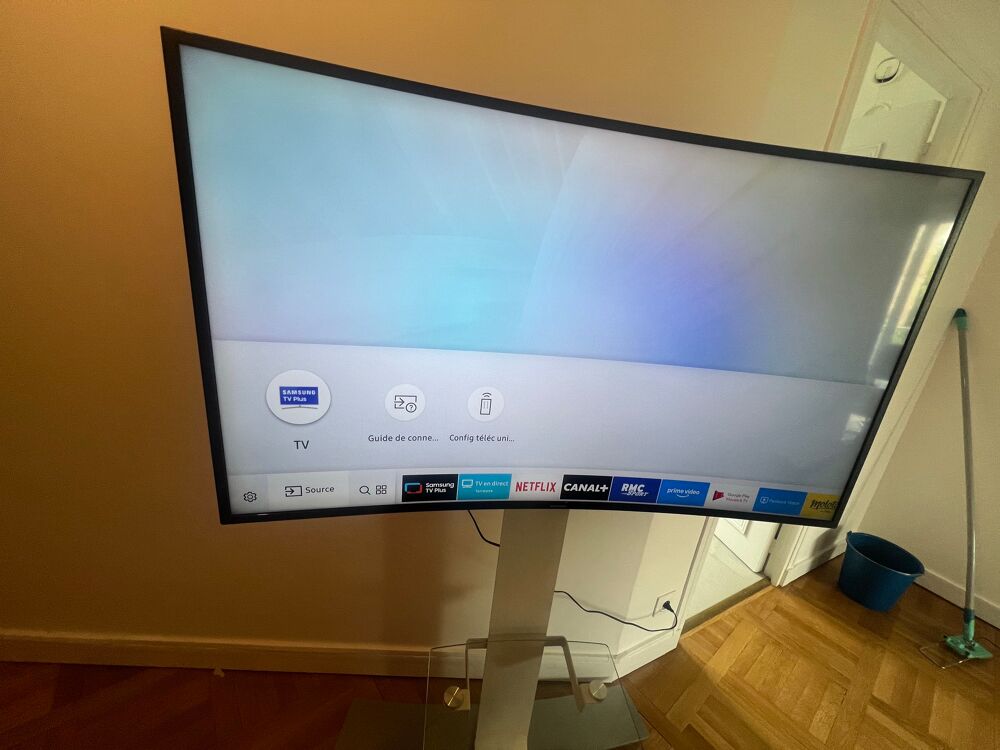 &agrave; vendre - t&eacute;l&eacute;viseur Samsung incurv&eacute; avec meuble TV Erard blanc sur roulettes Photos/Video/TV