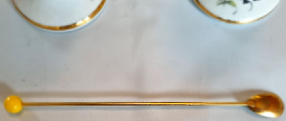 Ancien service de 5 Mazagran et 6 cuill&egrave;res en porcelaine 
