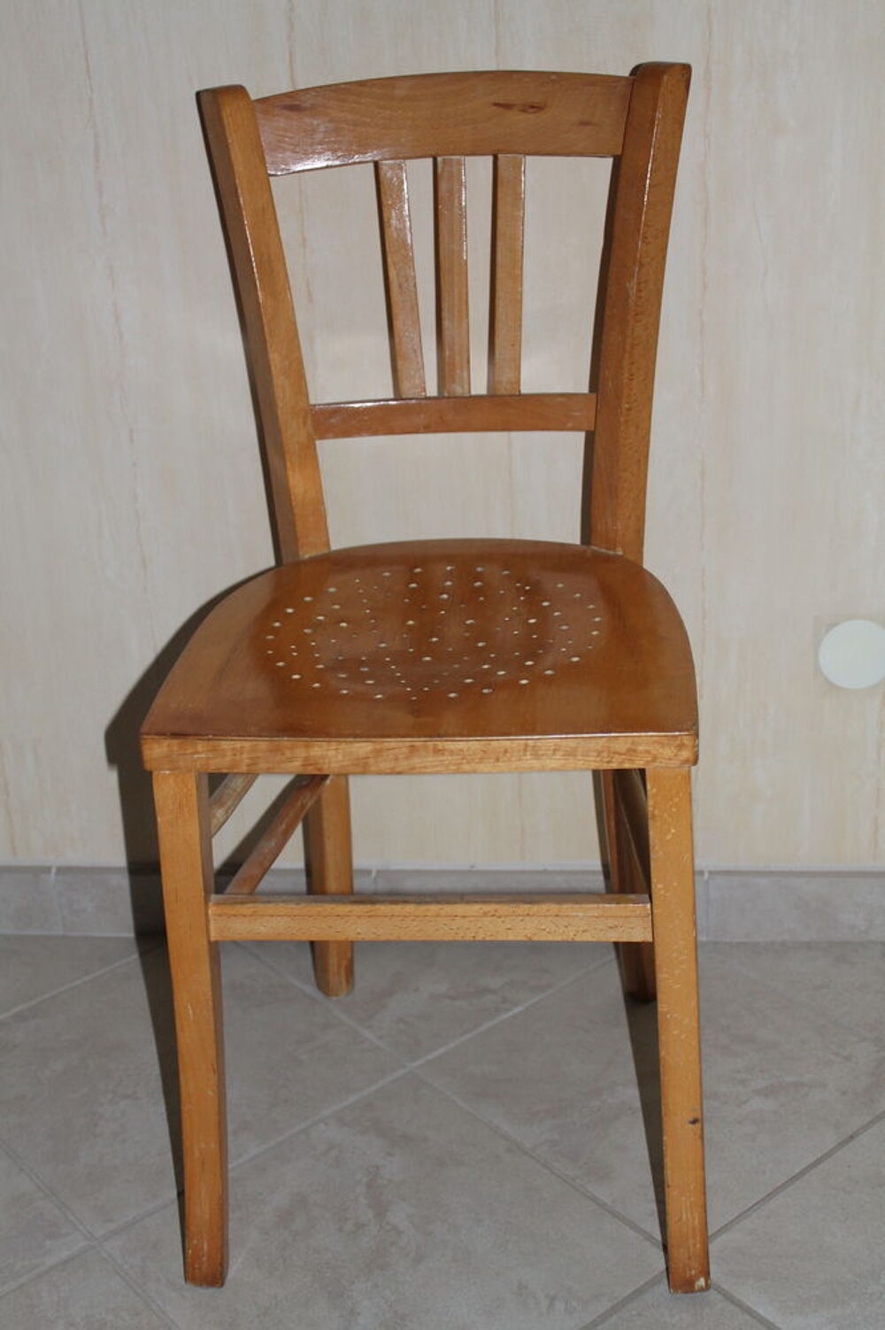 4 CHAISES BOIS H&Ecirc;TRE MASSIF VERNIES TBE. Meubles