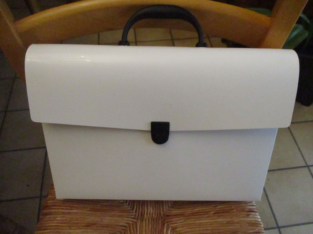 petit cartable blanc en plastique pour jouer ou tout autre Jeux / jouets