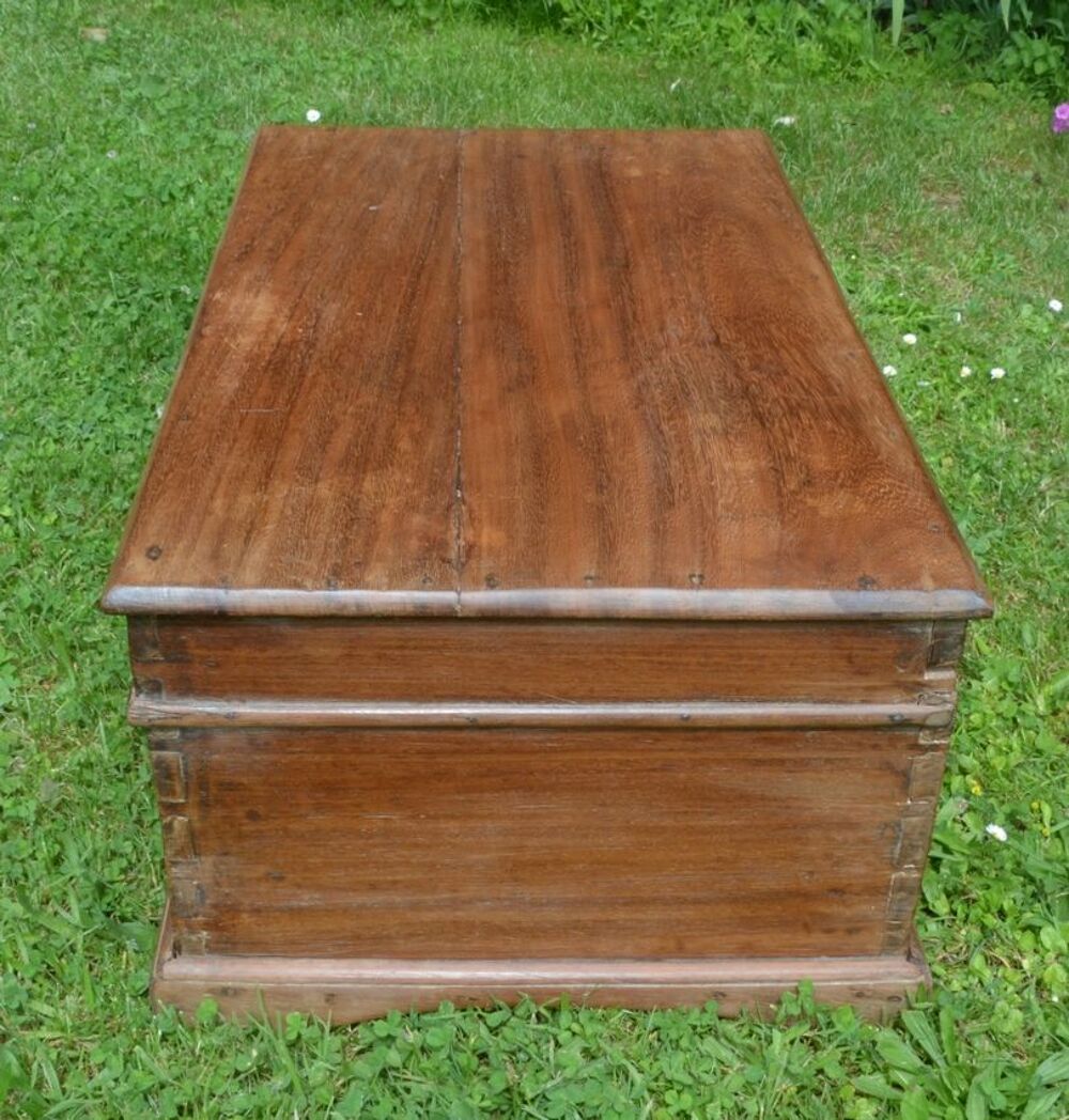 Grande malle africaine ancienne en bois d'iroko Meubles