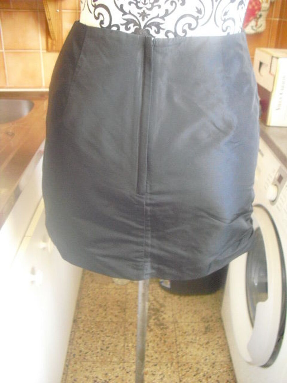 jupe satin&eacute;e noire plis ouvert NEUVE TAILLE 34 Vêtements