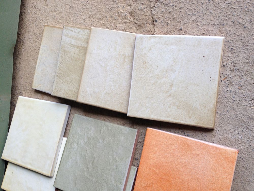 Lot de 123 petits carreaux de carrelage de diverses couleurs Bricolage