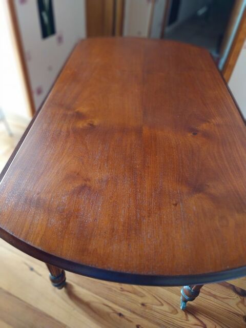 Table en merisier  ronde avec cots rabattables.
130 Beaugency (45)