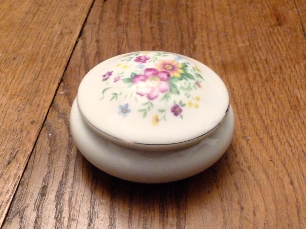 Boite Ronde Blanc avec son Couvercle et ses Fleurs dessus Décoration