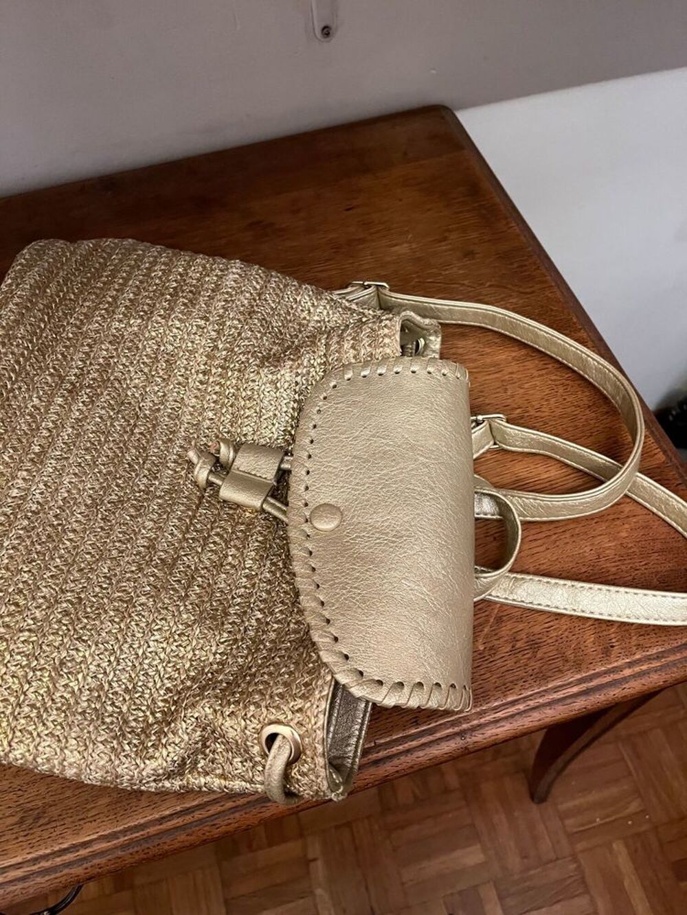 Trois sacs &agrave; main, vendus ensemble ou s&eacute;par&eacute;ment Chaussures